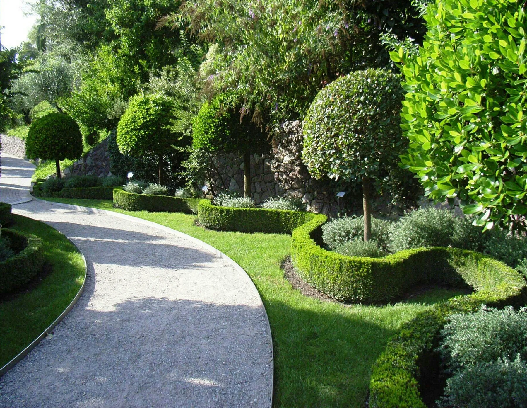 Freshly edged and mulched residential garden bed